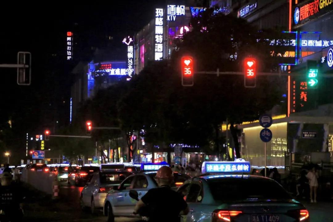 七夕長沙，愛心紅綠燈正在上演！
